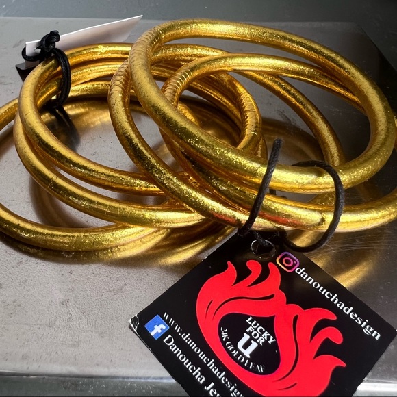 ✨⭐️Gold bangles ⭐️ ~ set of 6 size SM ~ NWOT - Picture 6 of 16